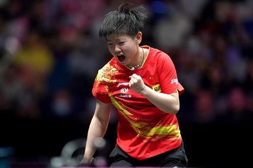 王楚钦与孙颖莎领奖台上微笑