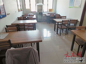 酒楼内空荡荡的餐桌