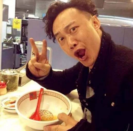 陈奕迅晒出自拍照回应谣言