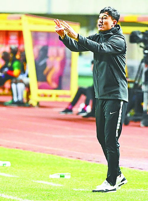 中国队教练组紧张指挥比赛