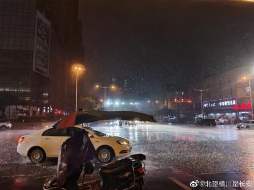 暴雨突袭武汉 多辆汽车被困于泥水之中 积水路段上演惊险“水中救车”