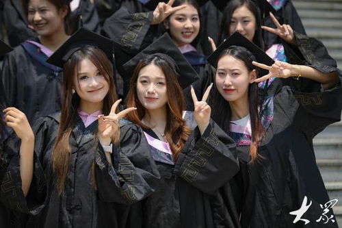 毕业季校园合影学生笑颜