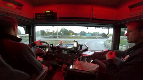 深蓝汽车在欧洲街头行驶的实拍图