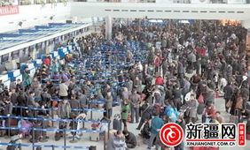 机场全日空柜台排队办理登机手续人群