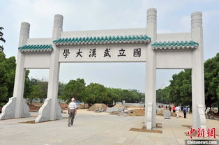 武大校门被淹一米深，任超老师带领学生冒雨奔跑成‘逆行者’