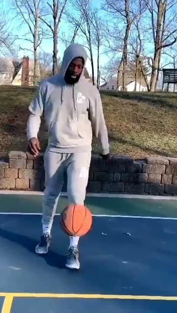 一个人站在篮球场投篮