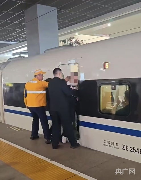 高铁车门夹住乘客瞬间