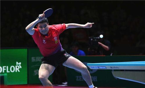 年轻女运动员站在领奖台上