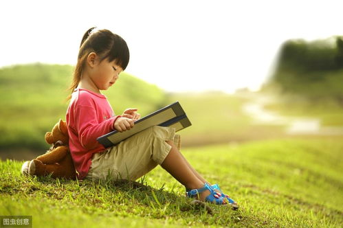 一位年轻人坐在窗边看书的场景