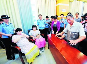 认亲仪式现场，贵州母亲罗朝丽与儿子张涛涛相拥