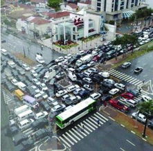 巴西圣保罗市中心拥堵的交通与外卖骑手穿梭其中