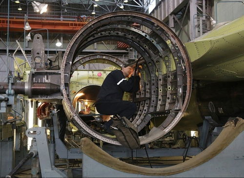 美国工厂生产线忙碌景象