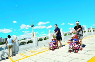 市民在公园散步享受美好生活