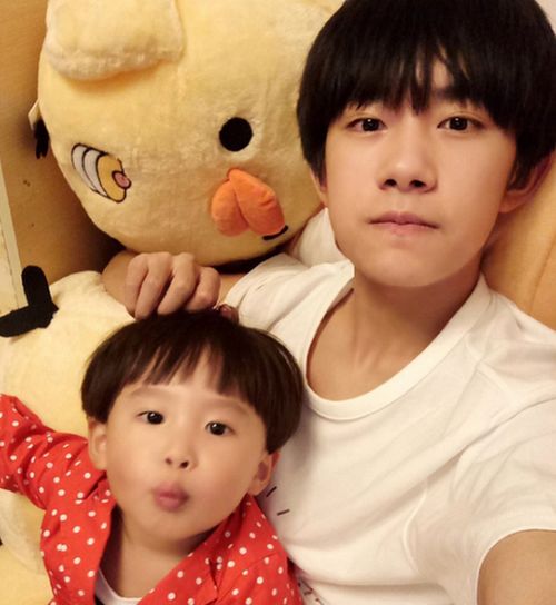 孙杨与11个弟弟自拍留念，泳坛传奇温情瞬间曝光！