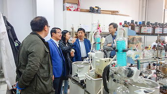 中国某大学实验室科研人员工作场景