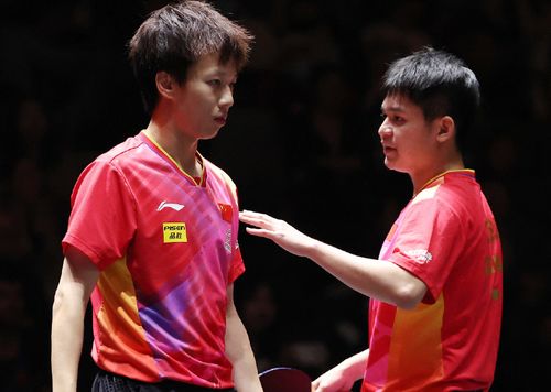 林诗栋与林高远男双比赛瞬间