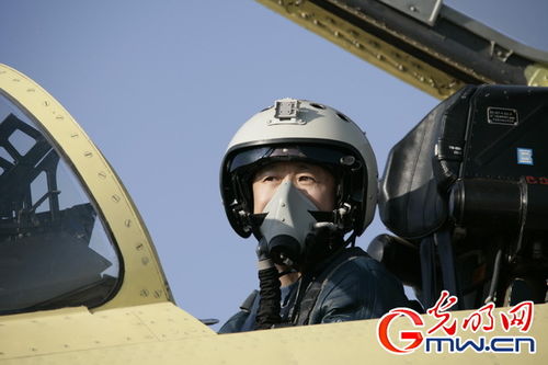 试飞员李中华在驾驶舱内准备起飞