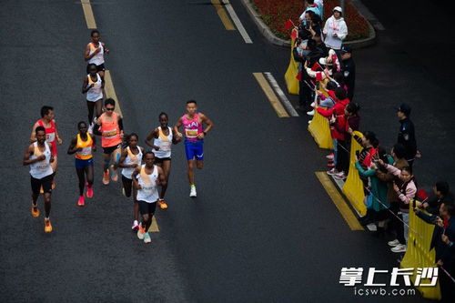 三人组在街头奔跑完成任务瞬间