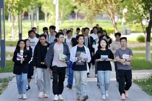 国际学生在校园里行走