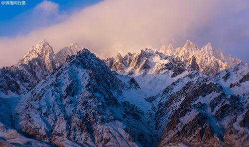 高原雪山下的自驾车队
