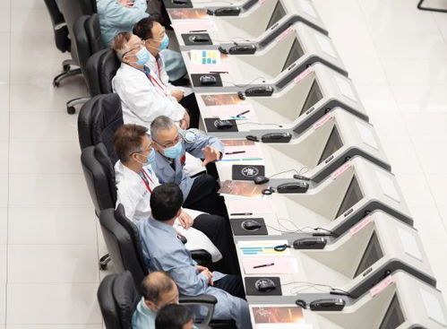 航天技术人员在控制室工作场景