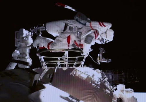 航天员从空间站出舱瞬间