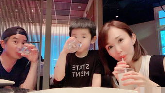 周琦一家三口温馨合照