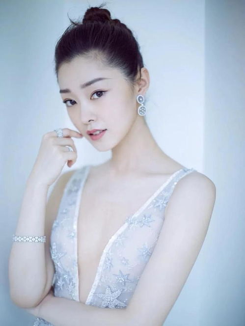 黄杨钿甜出席活动侧影照片