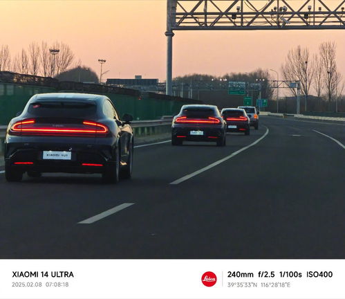 雷军驾驶小米YU7在高速公路上