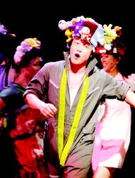 Eason在舞台上演唱