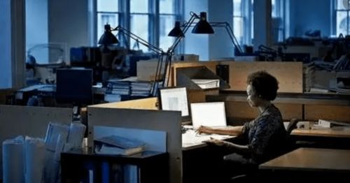 创业者深夜加班工作场景