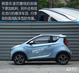 年轻人在试驾国产电动车