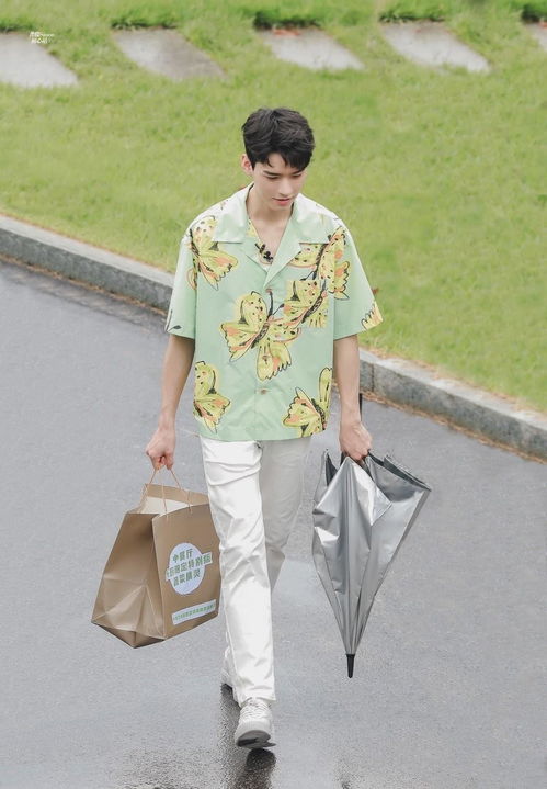 龚俊身穿休闲装微笑