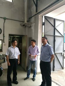 校园安全巡查人员正在检查井盖状态