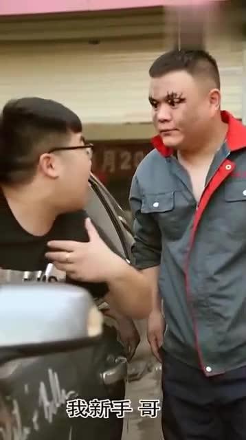 吴京与热心司机一同修车