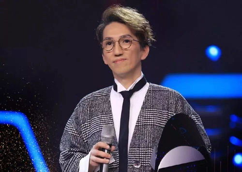 林志炫微笑面对镜头