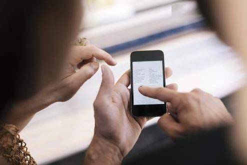 老人面对AI换脸视频中的家人