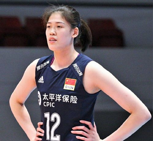 王欣怡在场边观看比赛