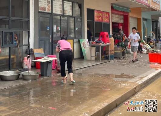 站内商户清理积水场景