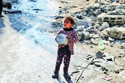 加沙儿童等待领取食物