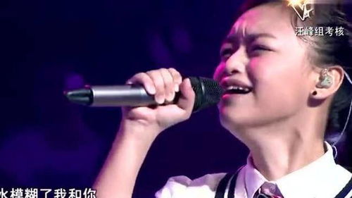 年轻女孩在灯光下唱歌