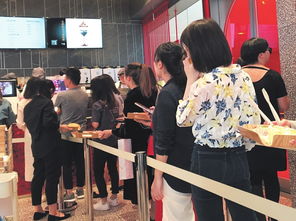 商场内顾客排队购买奶茶