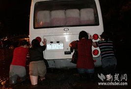 武汉街头暴雨后积水画面