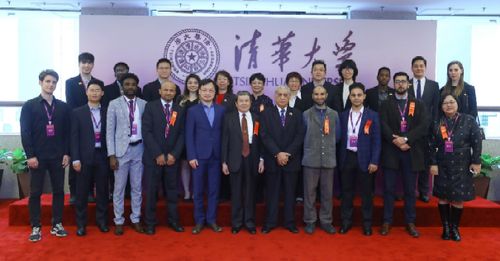 律师与留学生在法庭外合影