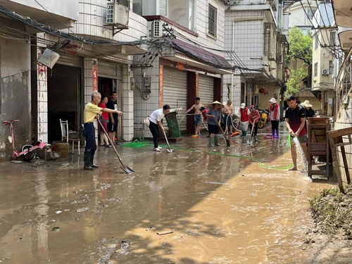 村民在灾后清理家园