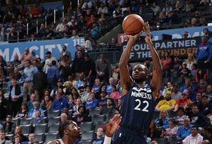 雷霆与森林狼球员在场上激烈对抗