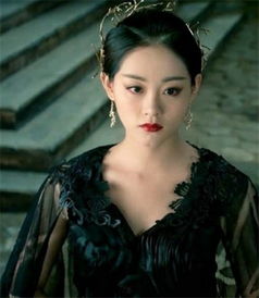 祝绪丹手持撕拉片面对镜头微笑