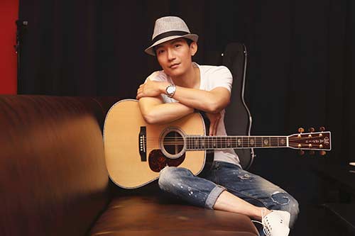 陈楚生与吉他合影微笑