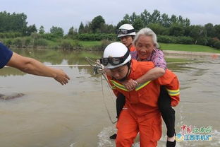 凌晨2点消防员背老人涉水求生，背后的故事让人泪目