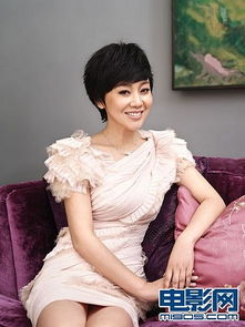 闫妮微笑展示家电产品